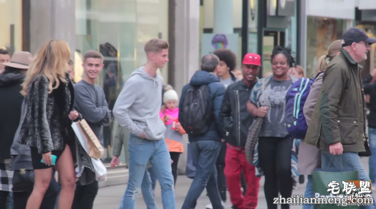 她在街头借卫生棉,血崩的瞬间所有人都震惊了