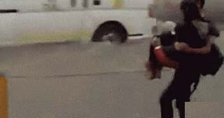 关于情侣公主抱的搞笑gif<a href=/neihan/dongtaitupian/ target=_blank class=infotextkey>动态图片</a>