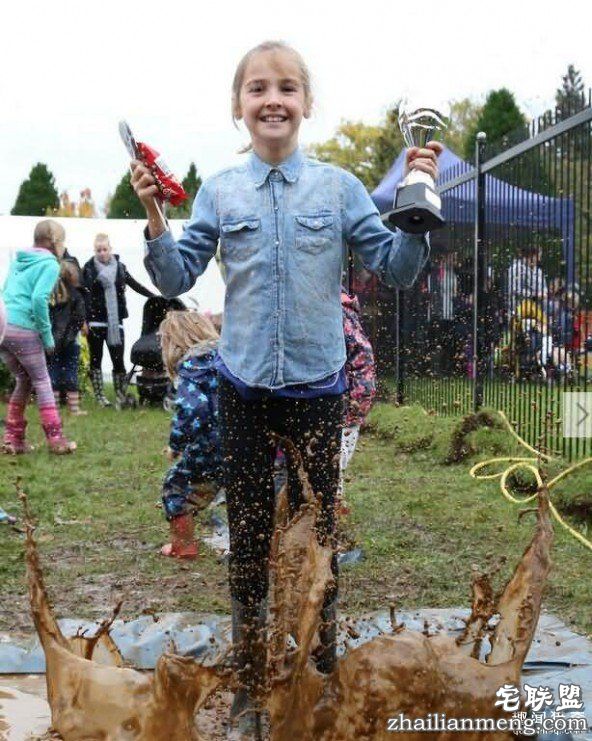 英国举行跳水坑比赛 各地的萌娃们都前来参赛 第7张图片