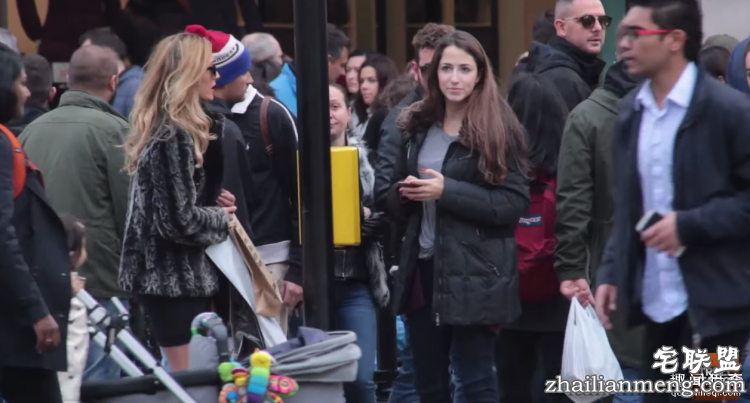 她在街头借卫生棉,血崩的瞬间所有人都震惊了