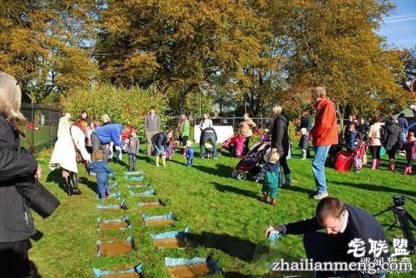 英国举行跳水坑比赛 各地的萌娃们都前来参赛 第6张图片