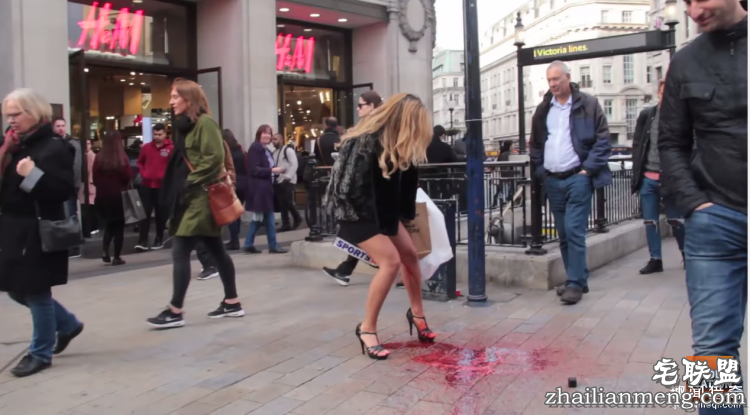 她在街头借卫生棉,血崩的瞬间所有人都震惊了