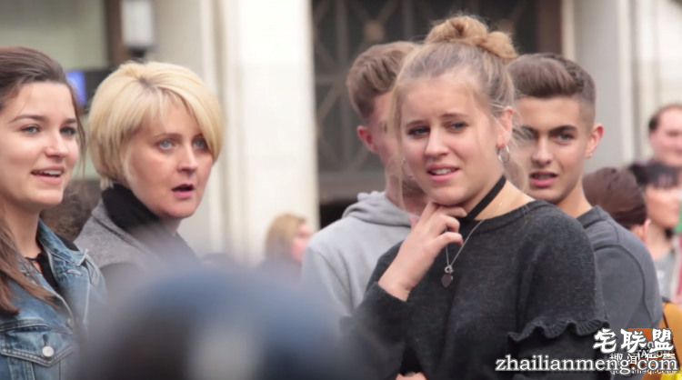 她在街头借卫生棉,血崩的瞬间所有人都震惊了