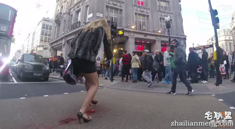 她在街头借卫生棉,血崩的瞬间所有人都震惊了