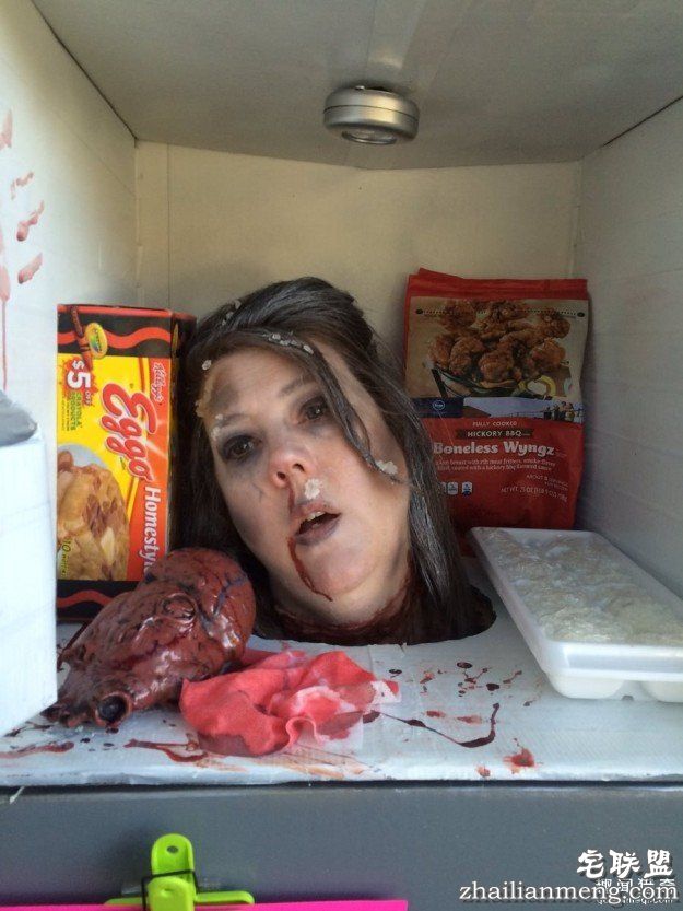 媽媽扮成冰箱裡的「冷凍死人頭」已經嚇死上萬人,冰箱門關起來讓我笑噴了!