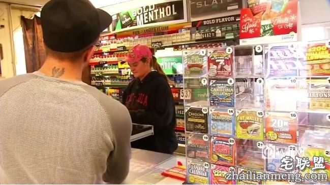 她為說服老公「不要再在彩券上浪費錢」親自買一張示範,不小心「當場中3000萬大獎」!