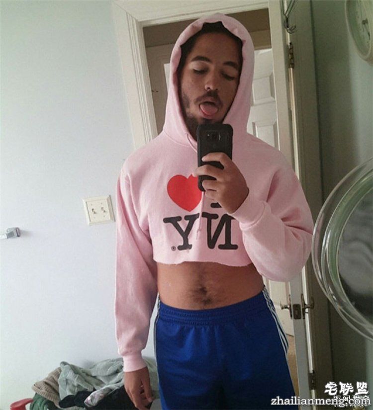 外国小哥集体穿女朋友帽衫,这背后的原因简直虐狗