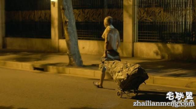 他离开家睡在街头,靠捡垃圾救了3000多条流浪狗