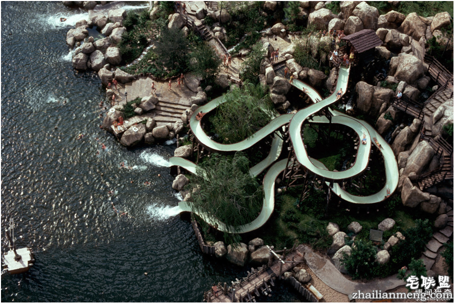 迪士尼水上乐园应该是个很欢乐的地方,但这座已荒废11年的诡异史前丛林园地让人都不敢靠近...