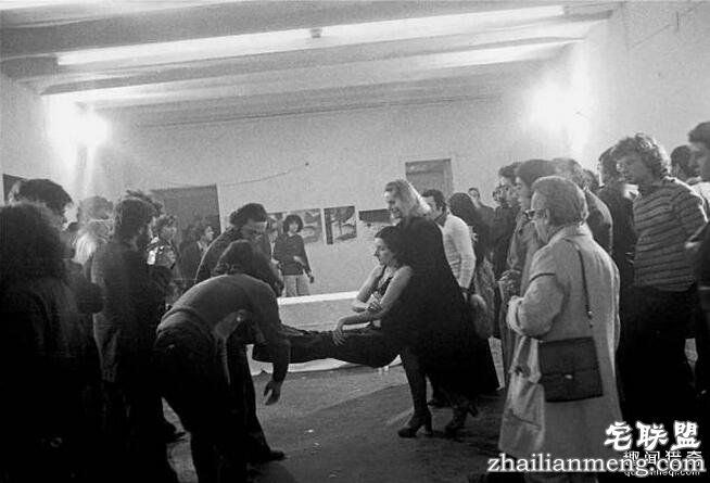 她把自己麻醉6小时并「邀请群众对她做任何事」,她衣服被割碎后发生的事完全印证了人心黑暗面...