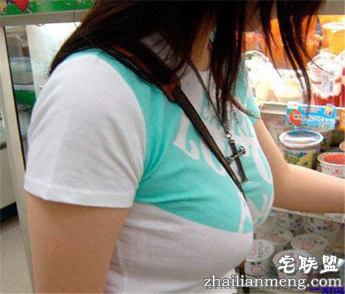 手褪去表妹的裤子