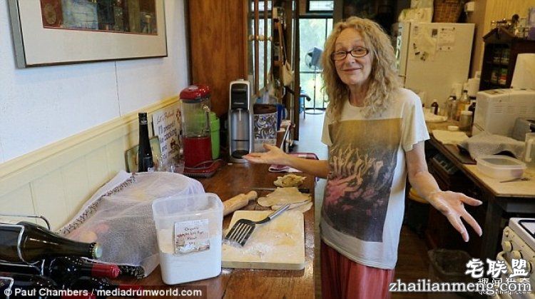 澳大利亚一对夫妻,用集装箱给自己造了栋房