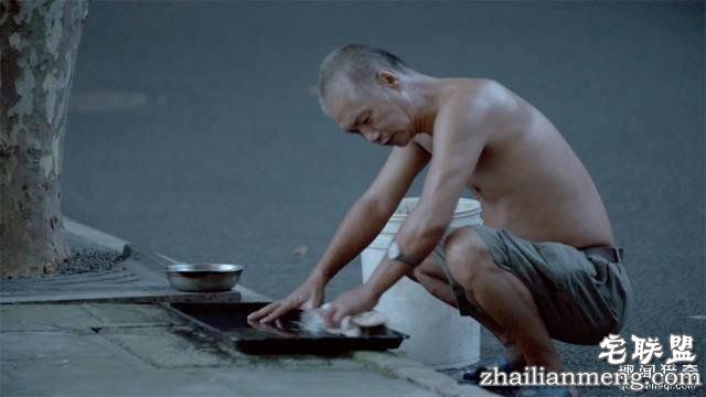 他离开家睡在街头,靠捡垃圾救了3000多条流浪狗