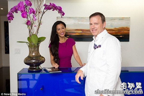 惊人!整形医生妻子被“重新设计”:43岁变尤物