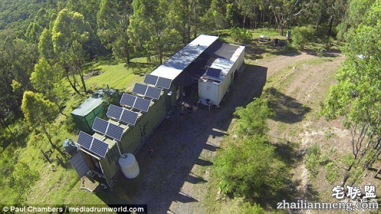 澳大利亚一对夫妻,用集装箱给自己造了栋房