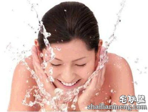 冷水和热水哪个护肤更好?一定要记起来,千万别把脸洗坏了!