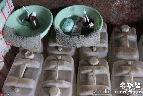 睡在钱堆里是什么感觉的?揭秘押钞官兵的生活 第7张图片