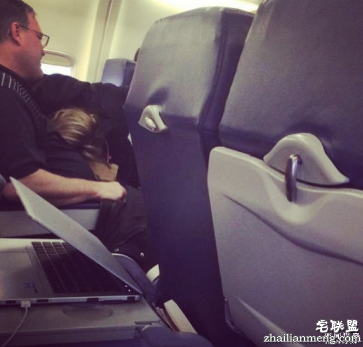 脱鞋、裸体、啪啪啪…这五种坐飞机遭遇的难以忍受的行为你最讨厌哪一种?