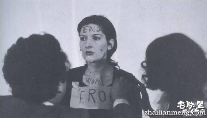 她把自己麻醉6小时并「邀请群众对她做任何事」,她衣服被割碎后发生的事完全印证了人心黑暗面...