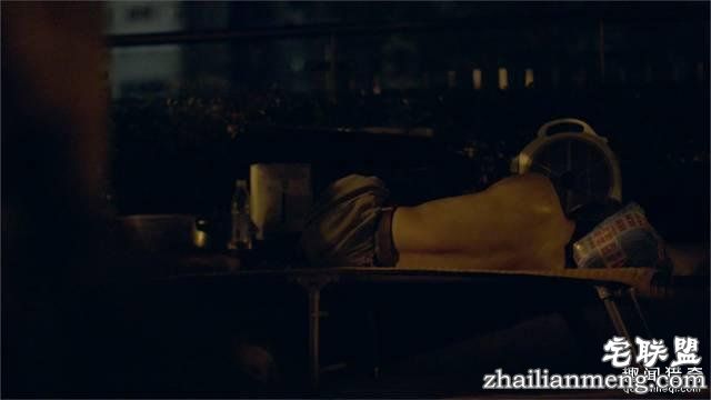 他离开家睡在街头,靠捡垃圾救了3000多条流浪狗