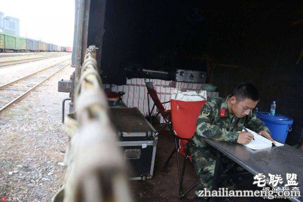 睡在钱堆里是什么感觉的?揭秘押钞官兵的生活 第6张图片