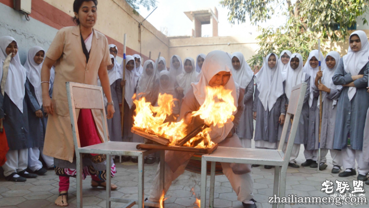 就是想红!所以印度人才拼命开挂自拍晒照