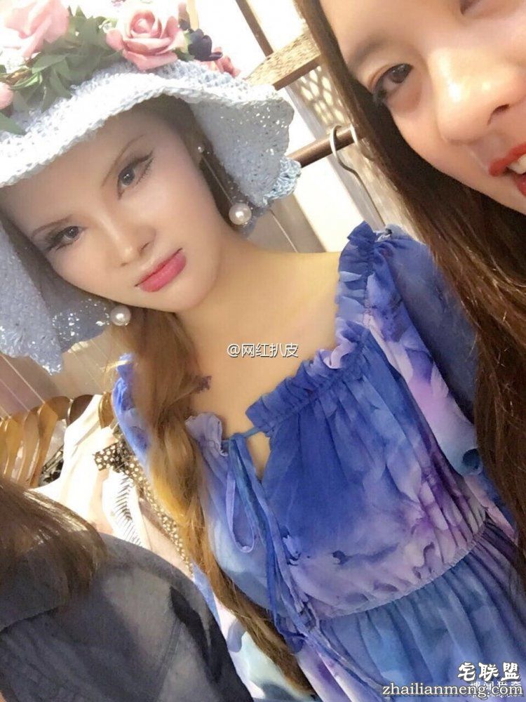 她被称是“行走的芭比娃娃”,可是未p图时长这样...