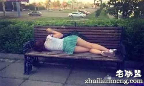 狗很高兴的骑在了她身上