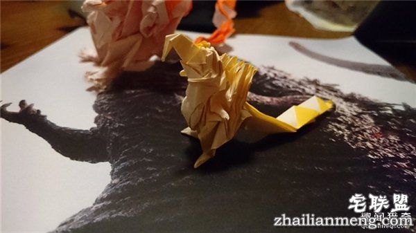 膜拜:神人只用一张纸折出的霸气哥斯拉手办