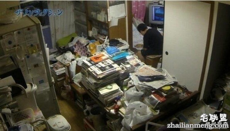 终极宅男30年不出门,全靠70岁老母亲照料