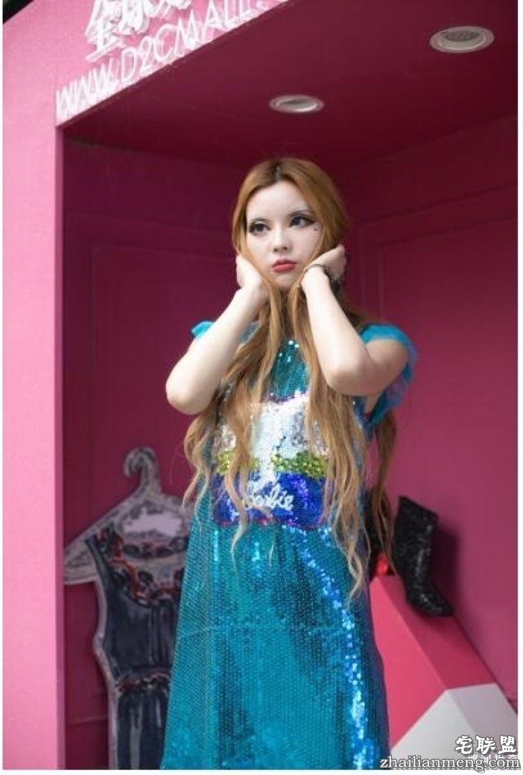 她被称是“行走的芭比娃娃”,可是未p图时长这样...