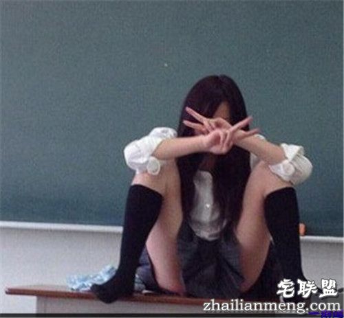 姐夫顺势摸了下小姨子的大腿内部