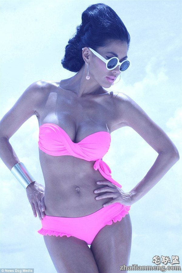 惊人!整形医生妻子被“重新设计”:43岁变尤物