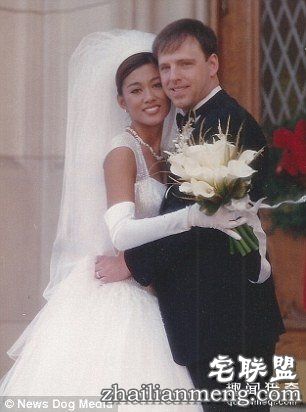 惊人!整形医生妻子被“重新设计”:43岁变尤物