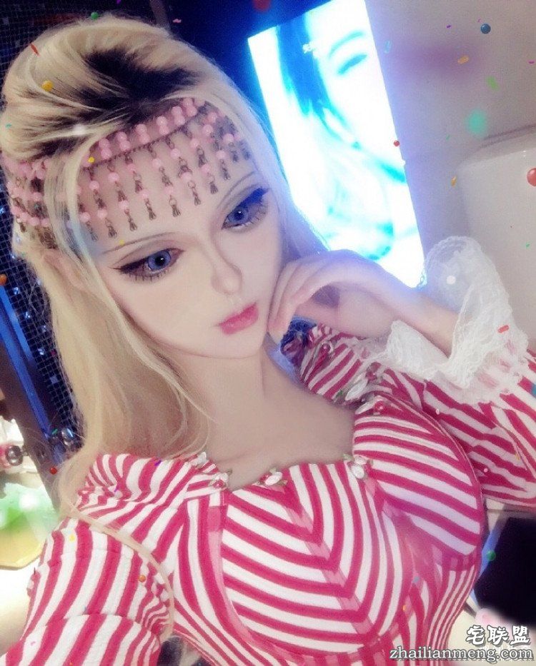 她被称是“行走的芭比娃娃”,可是未p图时长这样...