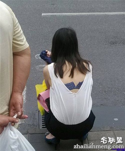 进门前先把这袋垃圾扔出去好吗?