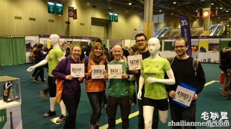 他一年内跑20场马拉松,疯狂的背后只为了故去的妻子