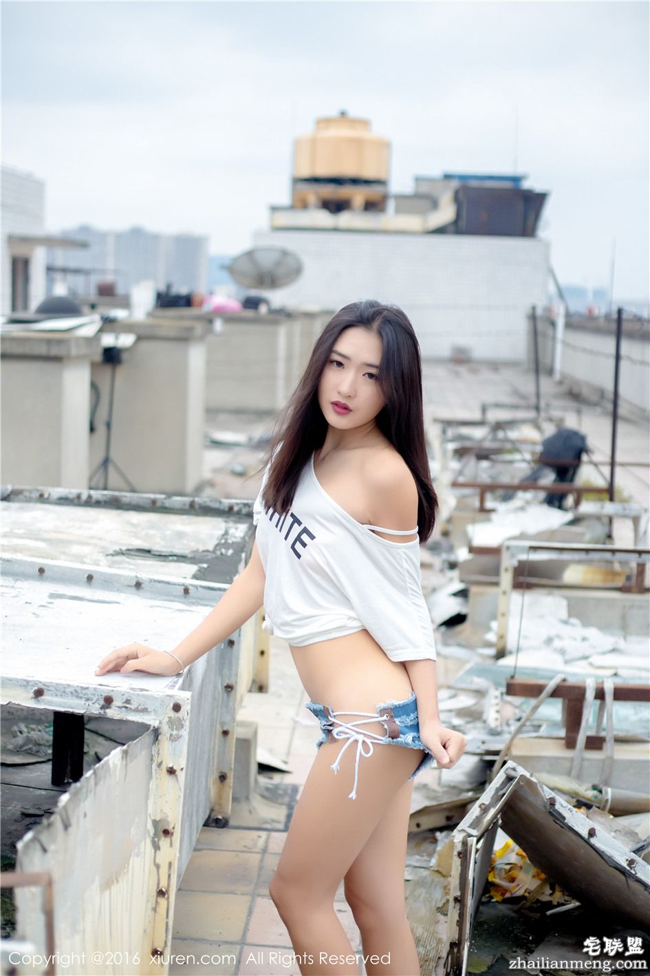 [秀人网] 漂亮的白衬衫美女周琰琳LIN超短牛仔热裤翘臀露台写真 560期第10张