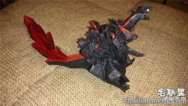 膜拜:神人只用一张纸折出的霸气哥斯拉手办