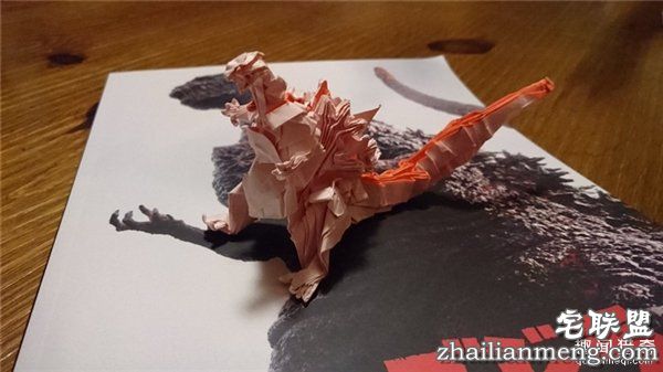 膜拜:神人只用一张纸折出的霸气哥斯拉手办