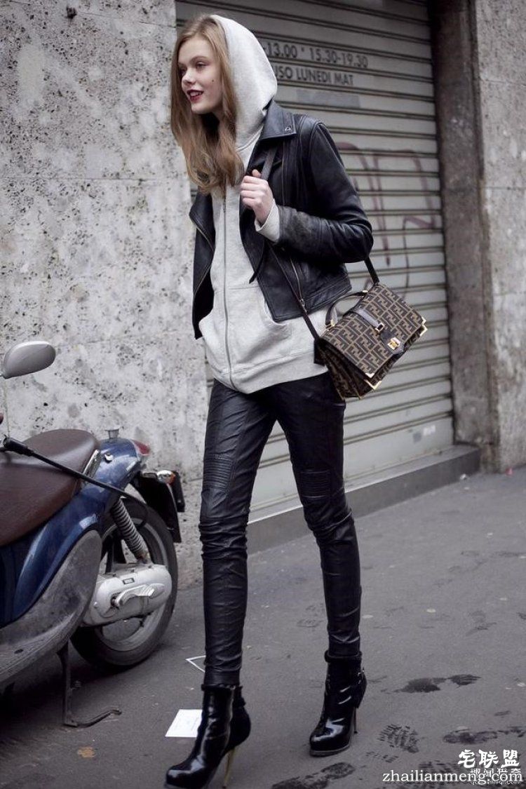 外国小哥集体穿女朋友帽衫,这背后的原因简直虐狗