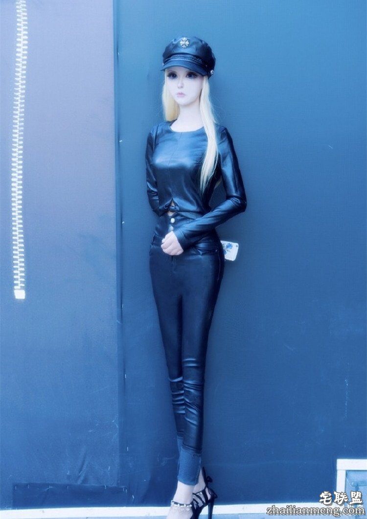 她被称是“行走的芭比娃娃”,可是未p图时长这样...