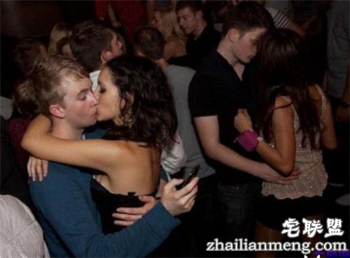 夫妻俩正在缠绵