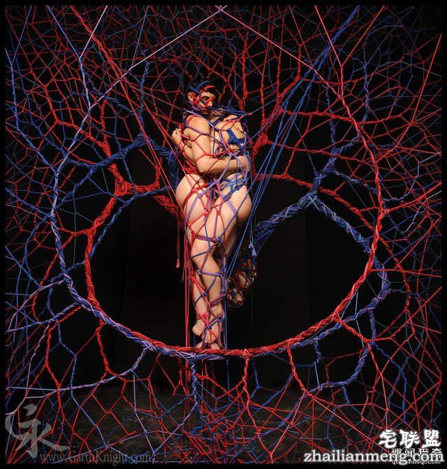 捆绑艺术家用绳索绑出超美一幅画