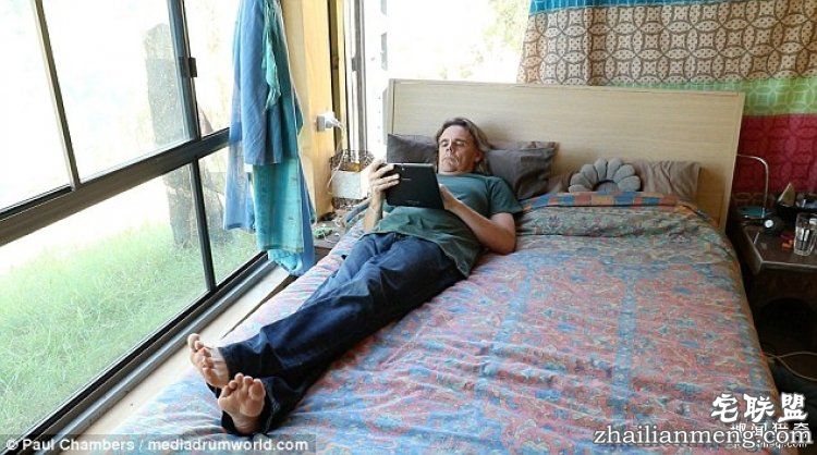 澳大利亚一对夫妻,用集装箱给自己造了栋房