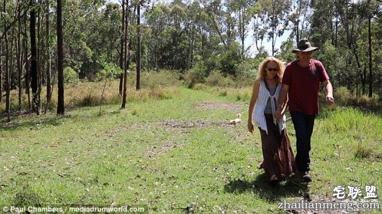 澳大利亚一对夫妻,用集装箱给自己造了栋房