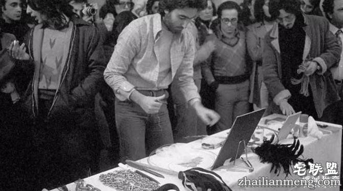 她把自己麻醉6小时并「邀请群众对她做任何事」,她衣服被割碎后发生的事完全印证了人心黑暗面...