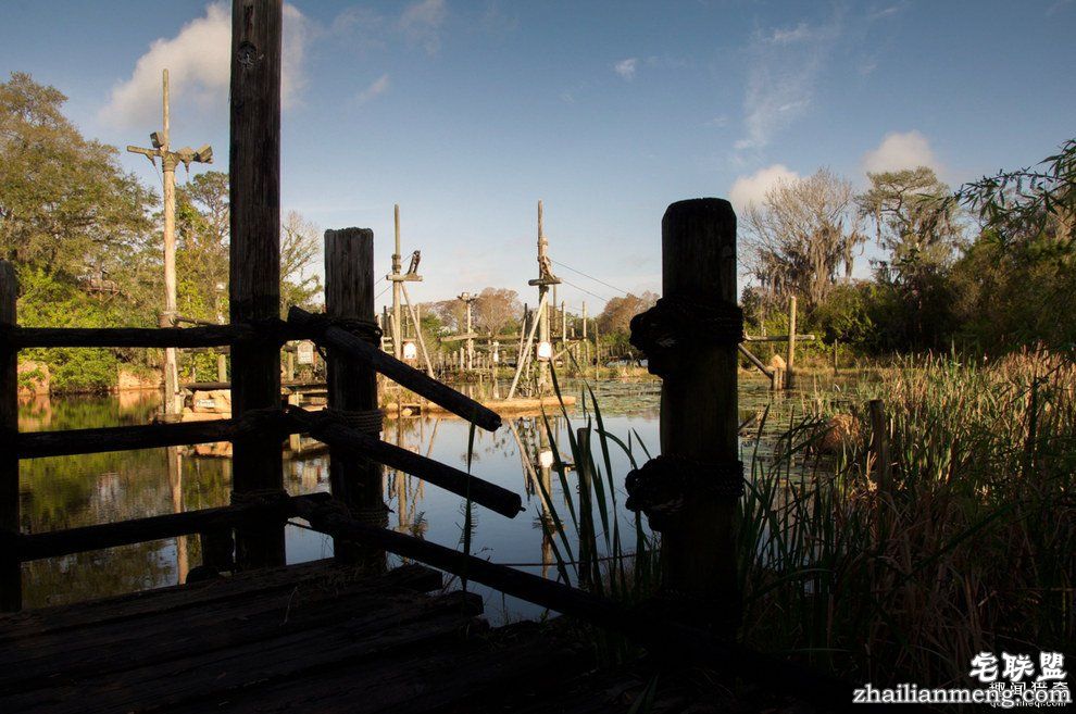 迪士尼水上乐园应该是个很欢乐的地方,但这座已荒废11年的诡异史前丛林园地让人都不敢靠近...