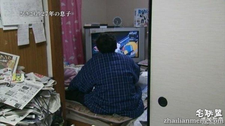 终极宅男30年不出门,全靠70岁老母亲照料