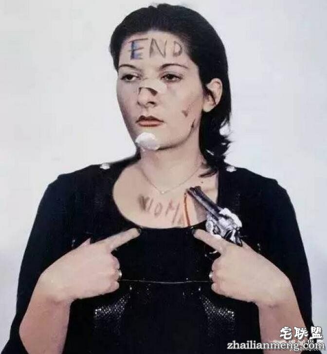 她把自己麻醉6小时并「邀请群众对她做任何事」,她衣服被割碎后发生的事完全印证了人心黑暗面...